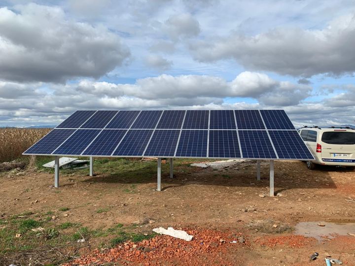 Placas solares sobre estructura en una explotación de porcino