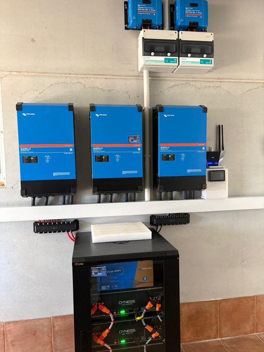 Instalación fotovoltaica con inversores y baterías