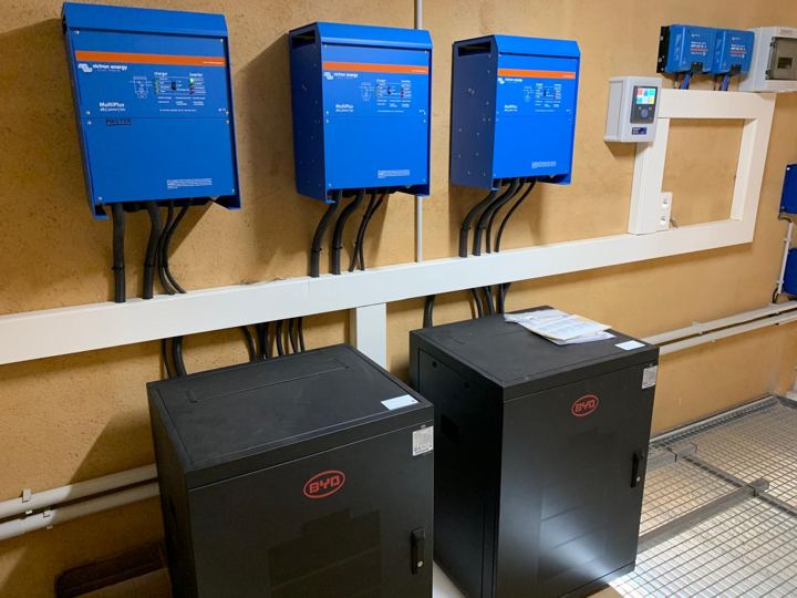 Inversores y baterías en una explotación ganadera