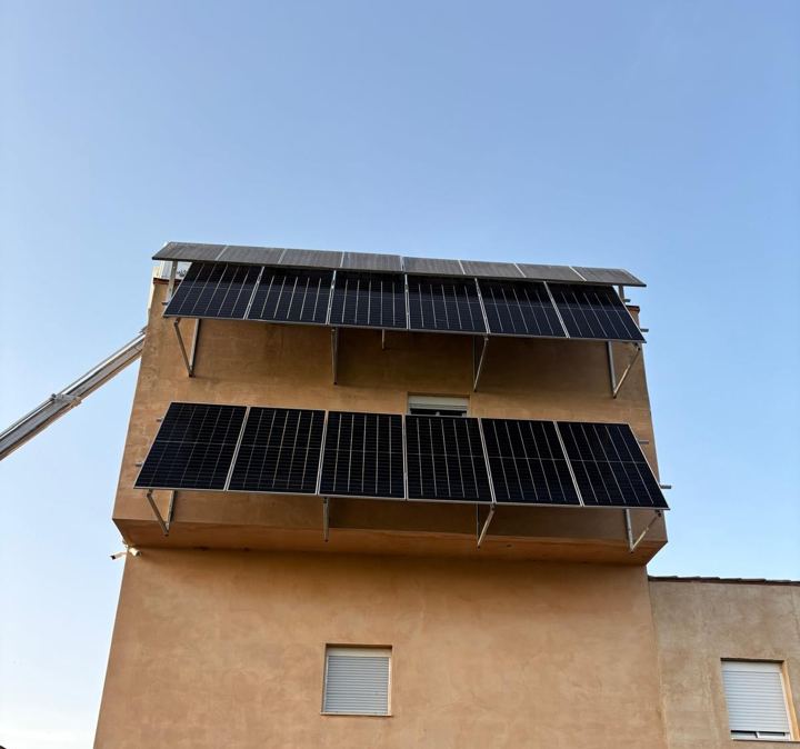 Placas fotovoltaicas sobre un edificio de una explotación ganadera
