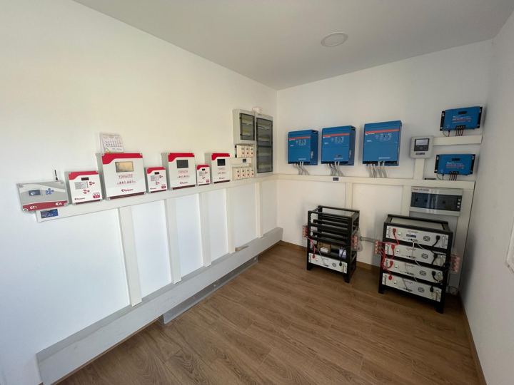 Sala de una explotación ganadera con inversores, baterías y equipos de control