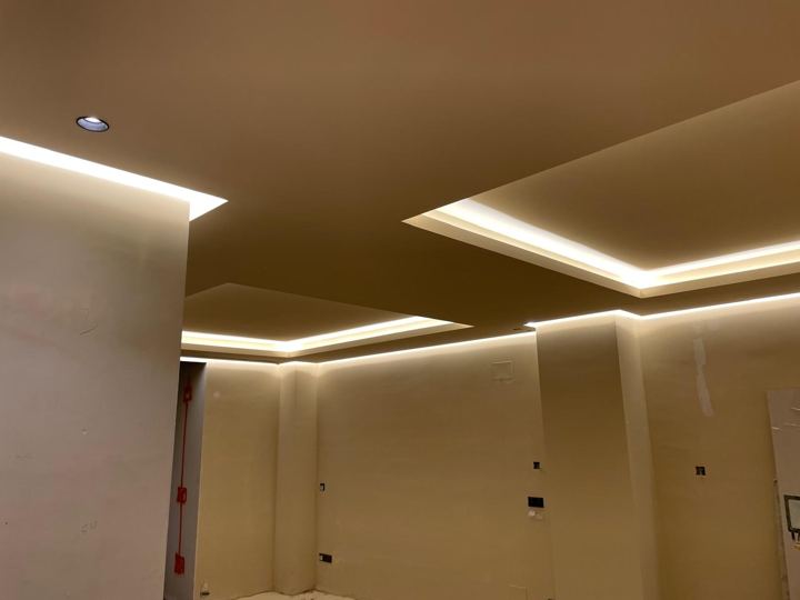 Iluminación LED indirecta en los techos de una vivienda