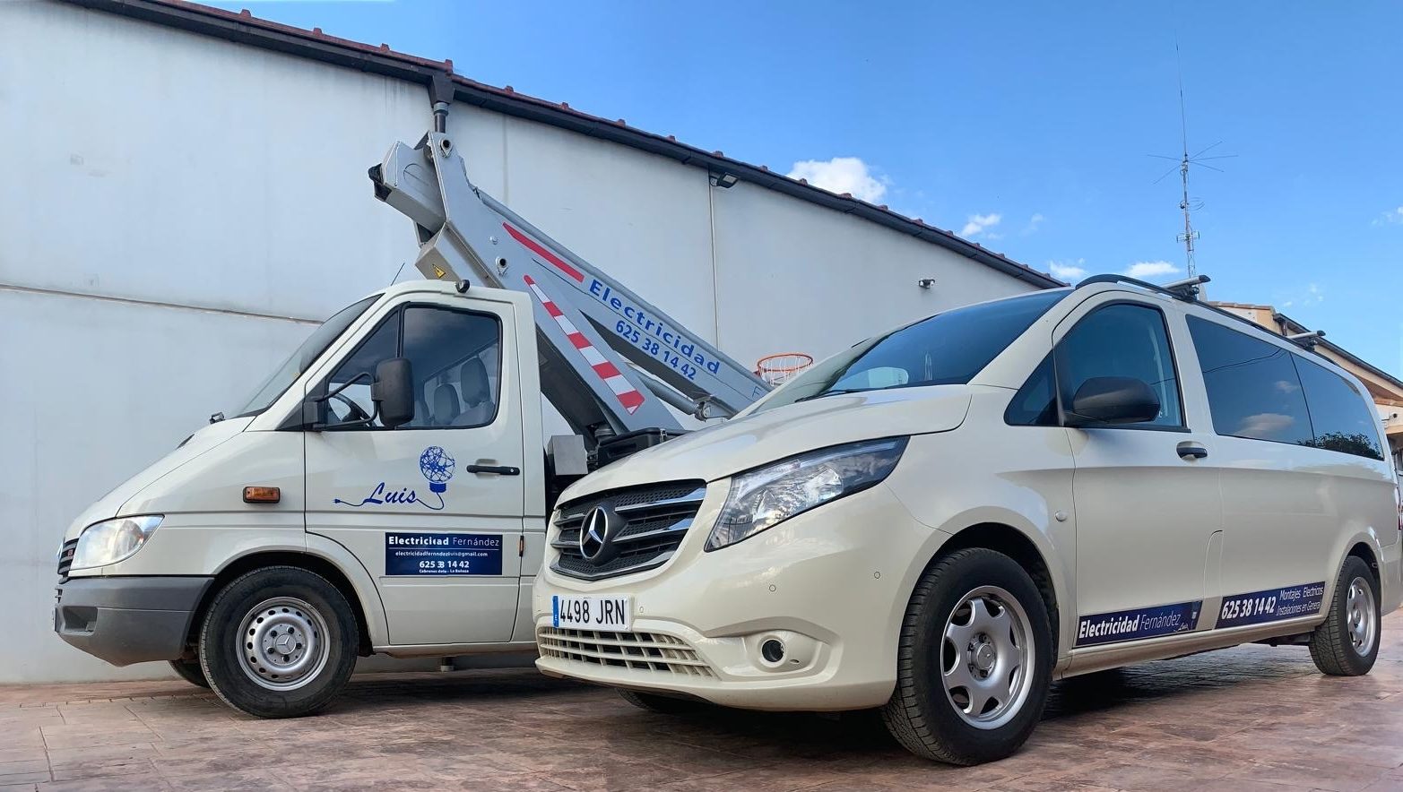 Nuestros vehículos de trabajo: furgoneta con plataforma elevadora y furgoneta de Electricidad Fernández